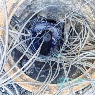 小区突然断网，抢修人员争分夺秒下井抢修纪实